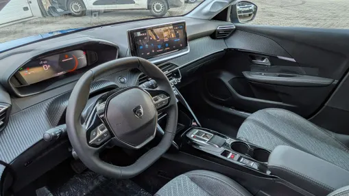 PEUGEOT 208 -