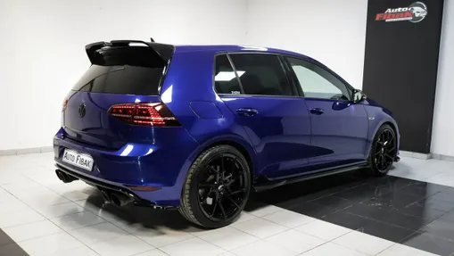 VOLKSWAGEN Golf -
