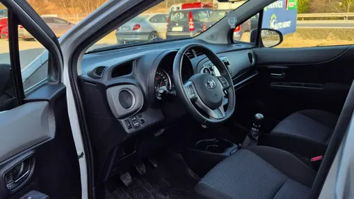TOYOTA Yaris -