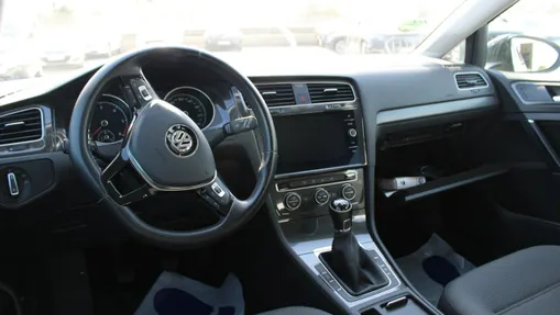 VOLKSWAGEN Golf -