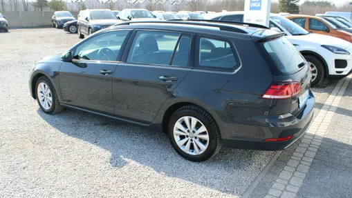 VOLKSWAGEN Golf -