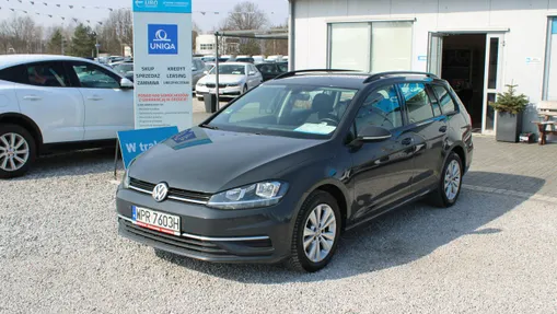 VOLKSWAGEN Golf -