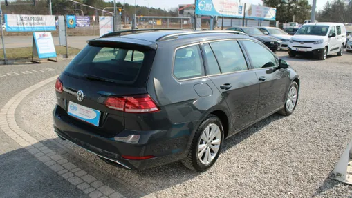VOLKSWAGEN Golf -