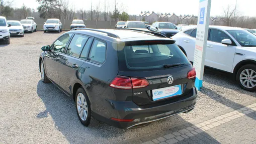 VOLKSWAGEN Golf -