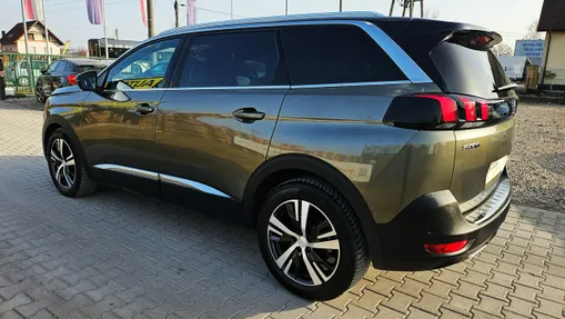 PEUGEOT 5008 -