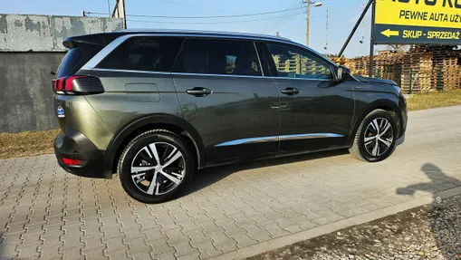 PEUGEOT 5008 -