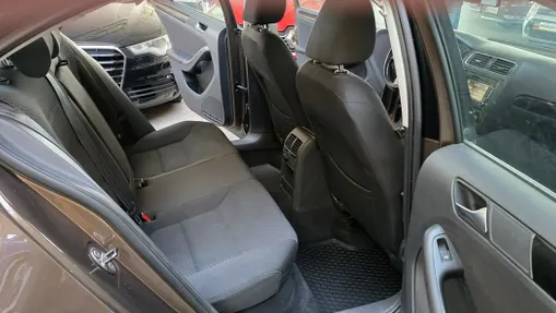 VOLKSWAGEN Jetta -