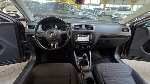 VOLKSWAGEN Jetta -