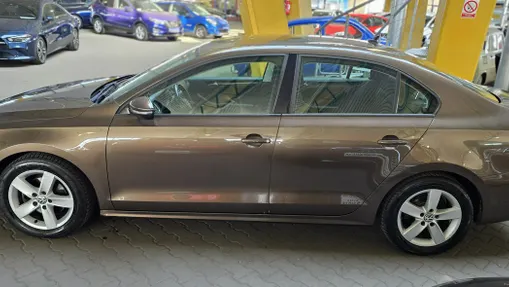 VOLKSWAGEN Jetta -