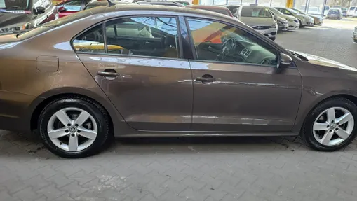VOLKSWAGEN Jetta -