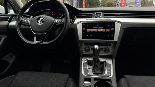 VOLKSWAGEN Passat -