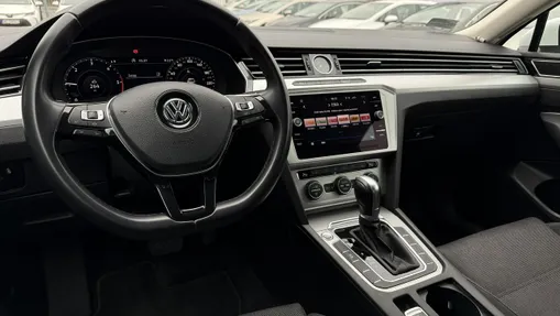 VOLKSWAGEN Passat -