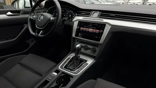 VOLKSWAGEN Passat -