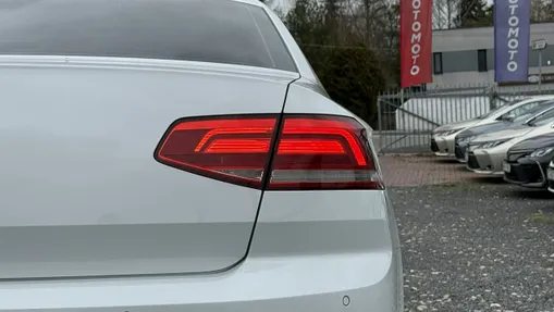VOLKSWAGEN Passat -