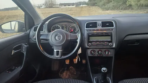 VOLKSWAGEN Polo -