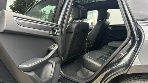 PORSCHE Macan -