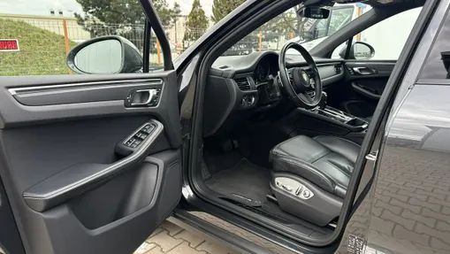 PORSCHE Macan -