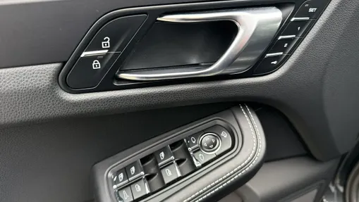 PORSCHE Macan -
