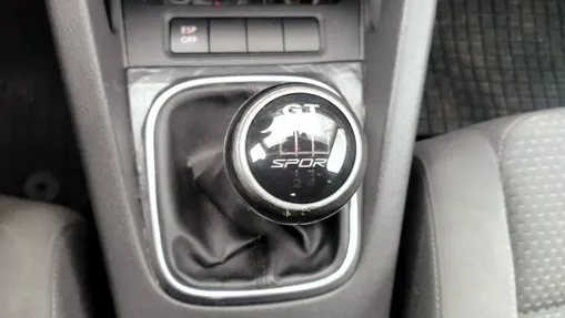 VOLKSWAGEN Golf -