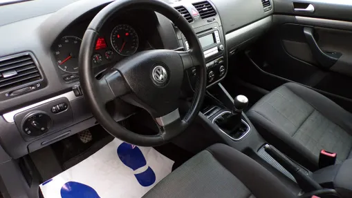 VOLKSWAGEN Golf -