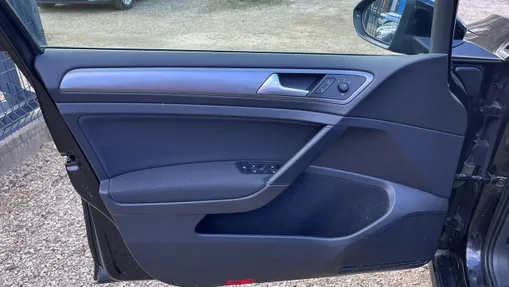 VOLKSWAGEN Golf -