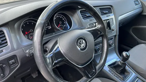VOLKSWAGEN Golf -