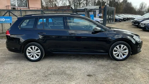 VOLKSWAGEN Golf -