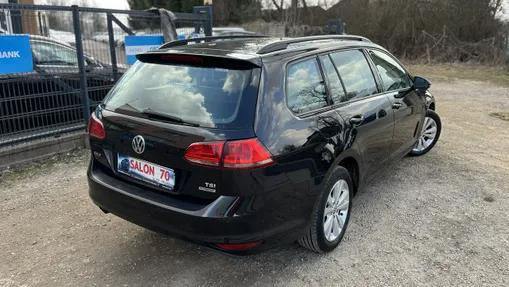 VOLKSWAGEN Golf -