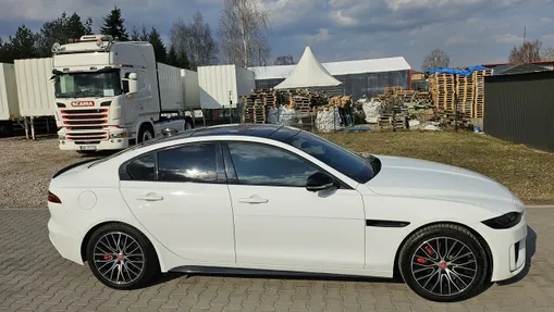 JAGUAR XE -