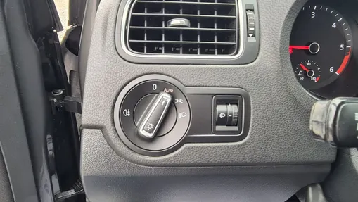 VOLKSWAGEN Polo -