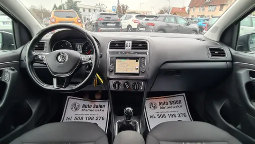 VOLKSWAGEN Polo -