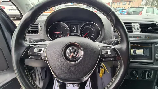 VOLKSWAGEN Polo -