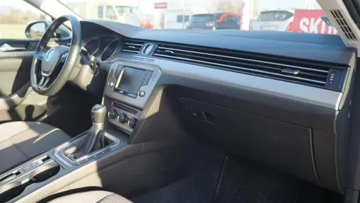 VOLKSWAGEN Passat -
