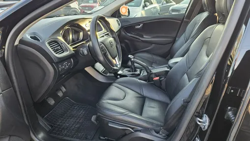 VOLVO V40 -