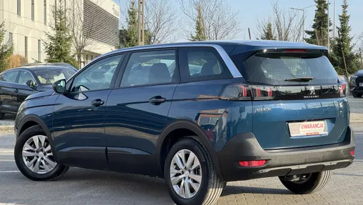 PEUGEOT 5008 -