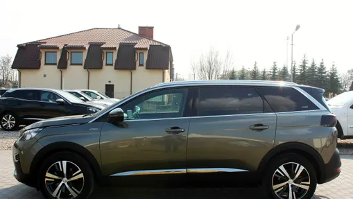 PEUGEOT 5008 -