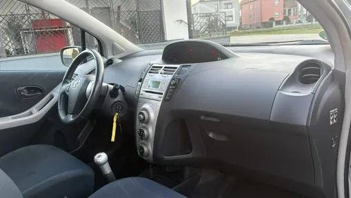 TOYOTA Yaris -