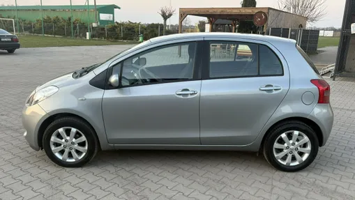 TOYOTA Yaris -