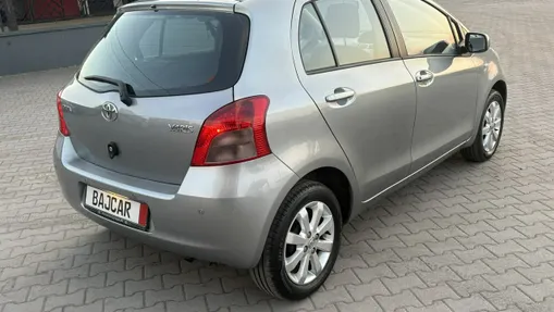 TOYOTA Yaris -