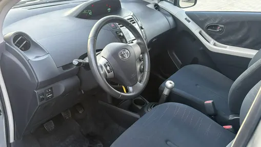 TOYOTA Yaris -