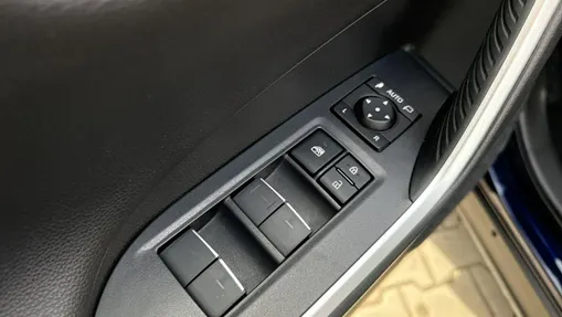 TOYOTA RAV4 -