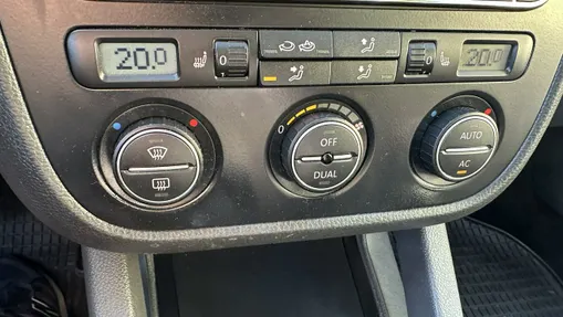 VOLKSWAGEN Golf -