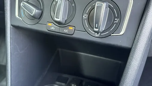 VOLKSWAGEN Polo -