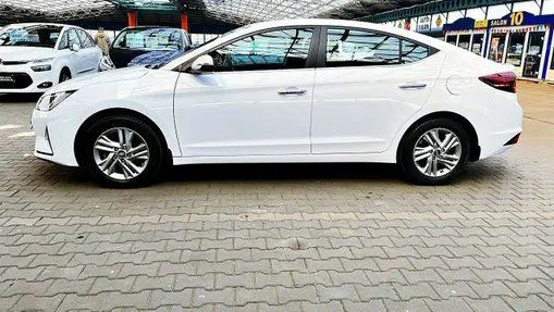 HYUNDAI Elantra -