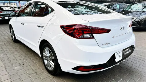 HYUNDAI Elantra -