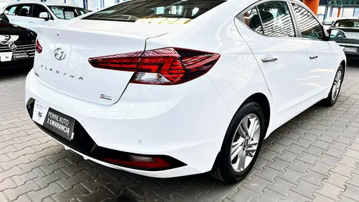 HYUNDAI Elantra -