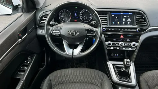 HYUNDAI Elantra -
