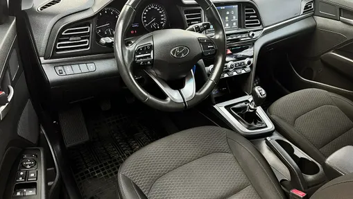 HYUNDAI Elantra -
