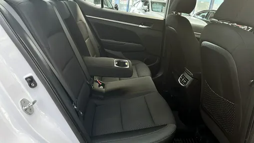 HYUNDAI Elantra -