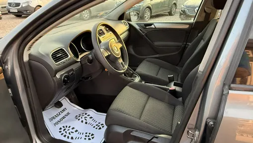VOLKSWAGEN Golf -